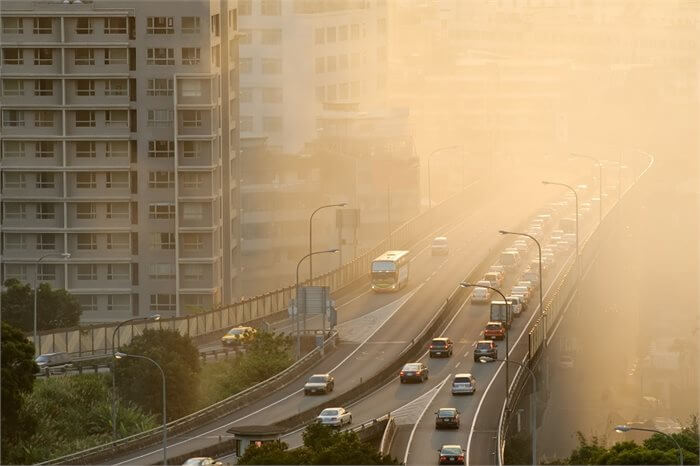 מה הקשר בין זיהום אוויר למוסר מלוכלך?