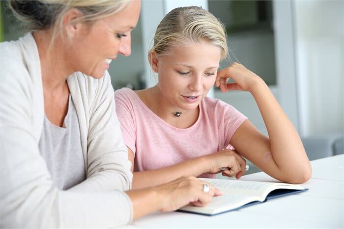 האם כדאי לעזור למתבגר עם שיעורי הבית שלו?