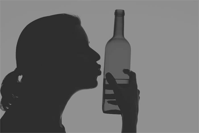 צריכת אלכוהול בגיל ההתבגרות מקשה על התמודדות עם קשיים בבגרות