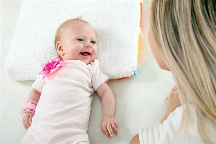 מסתכלים בלבן של עיניים: איך המבט שלך משפיע על התינוק?