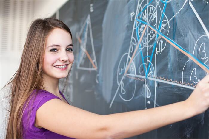 רוצים שהילדה תלמד 5 יחידות מתמטיקה? מחקר חדש מציע לכם מה לעשות