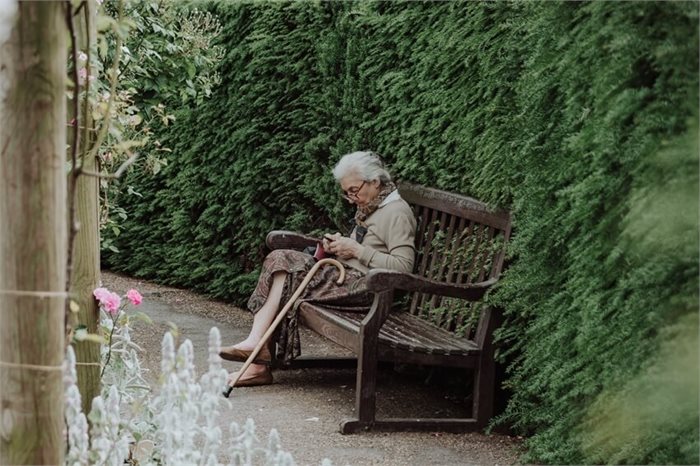 טיפול פסיכולוגי בניצולי שואה: כיצד הטראומה משפיעה בזקנה?