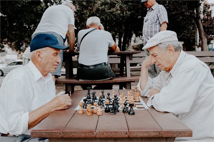 אני והחבר'ה, בגיל 70 - קשרים חברתיים בגיל השלישי