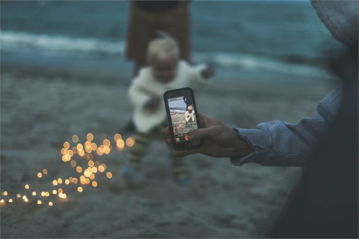 על נזקי השימוש של הורים בסמארטפון ועל משחקיות כתשובה מיטיבה